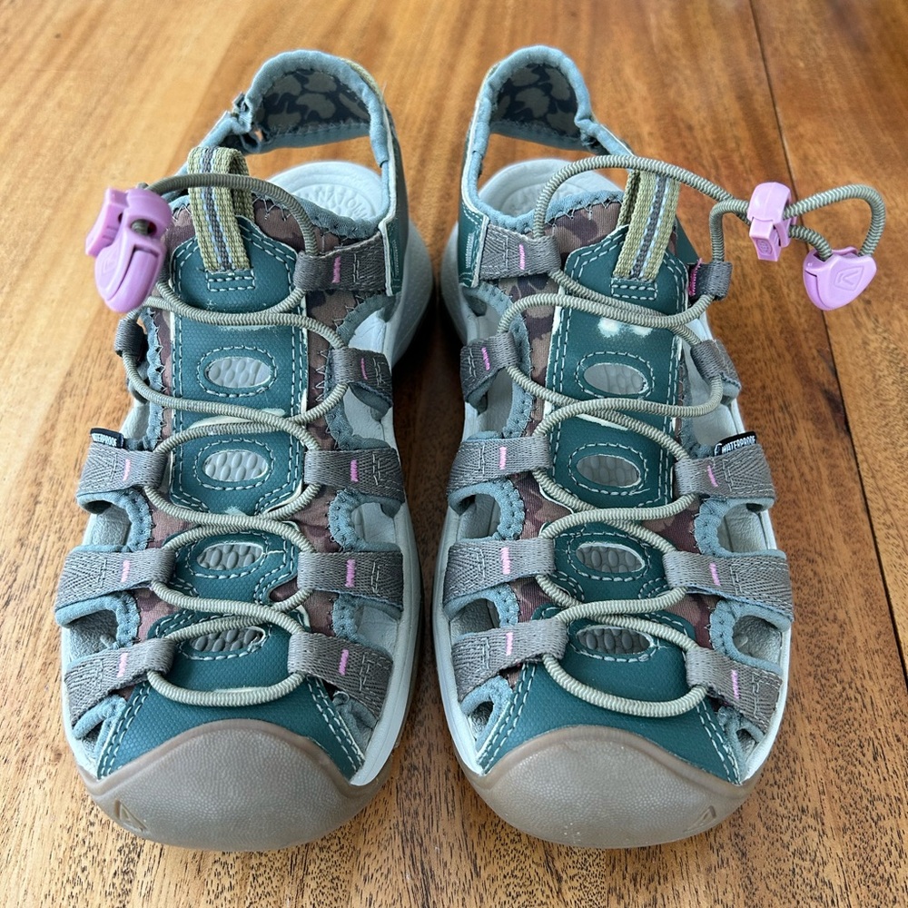 Women’s keen closed toe hiking/sandal/water-shoe.